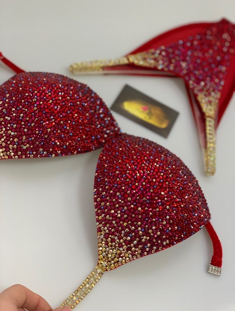 Красный с золотом