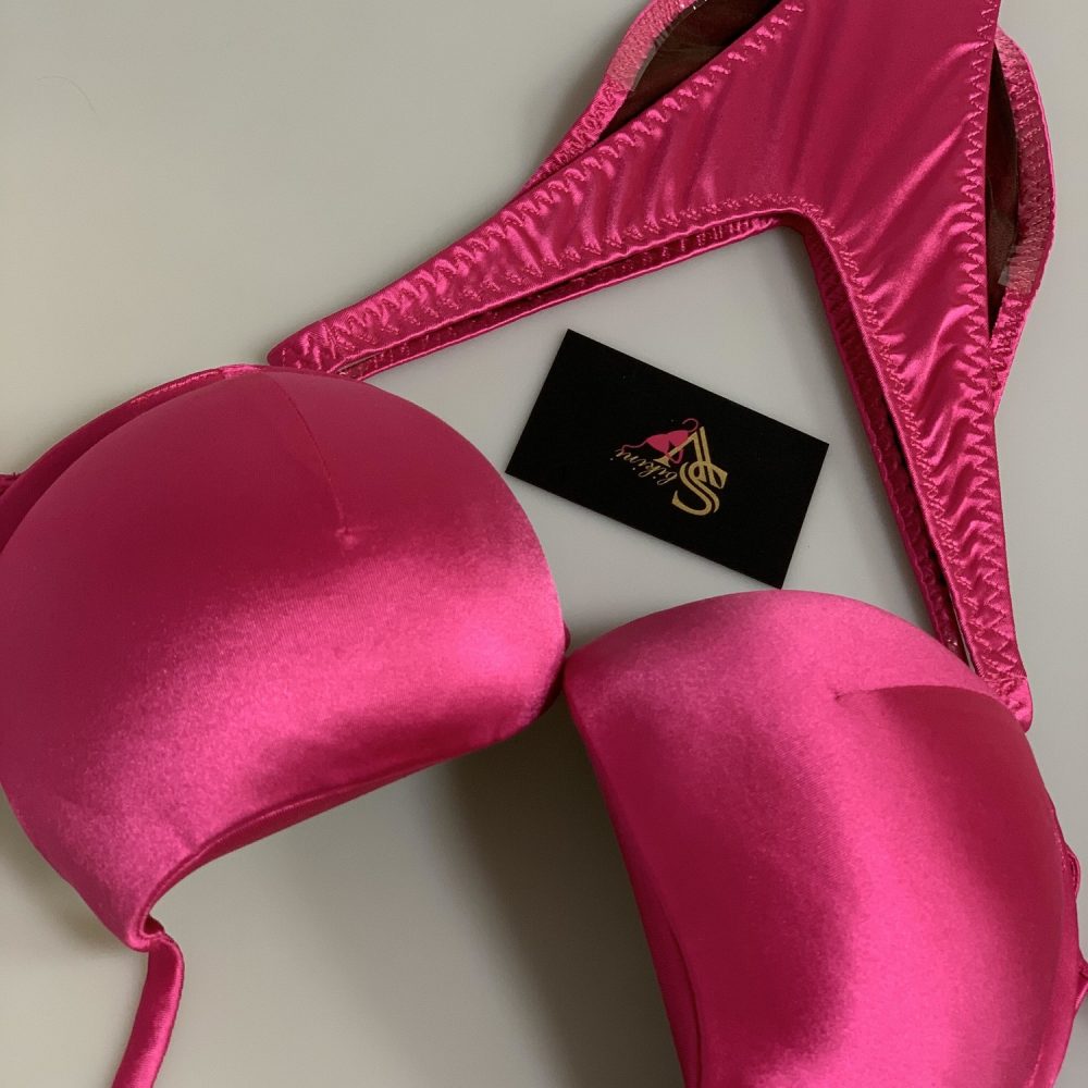 База из ярко-розового атласа